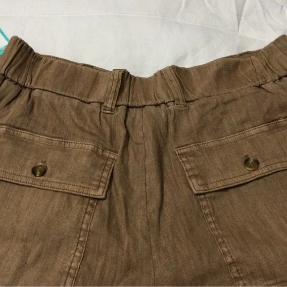 Kut from the Kloth Nicolette Line Short w/ Pleats Chocolate Size 10 - Picture 4 of 8